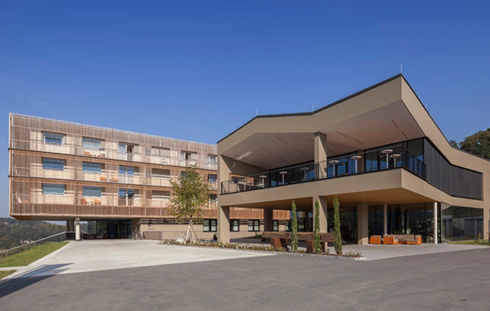 LOISIUM Südsteiermark mit beiden Gebäudeteilen und Vorplatz