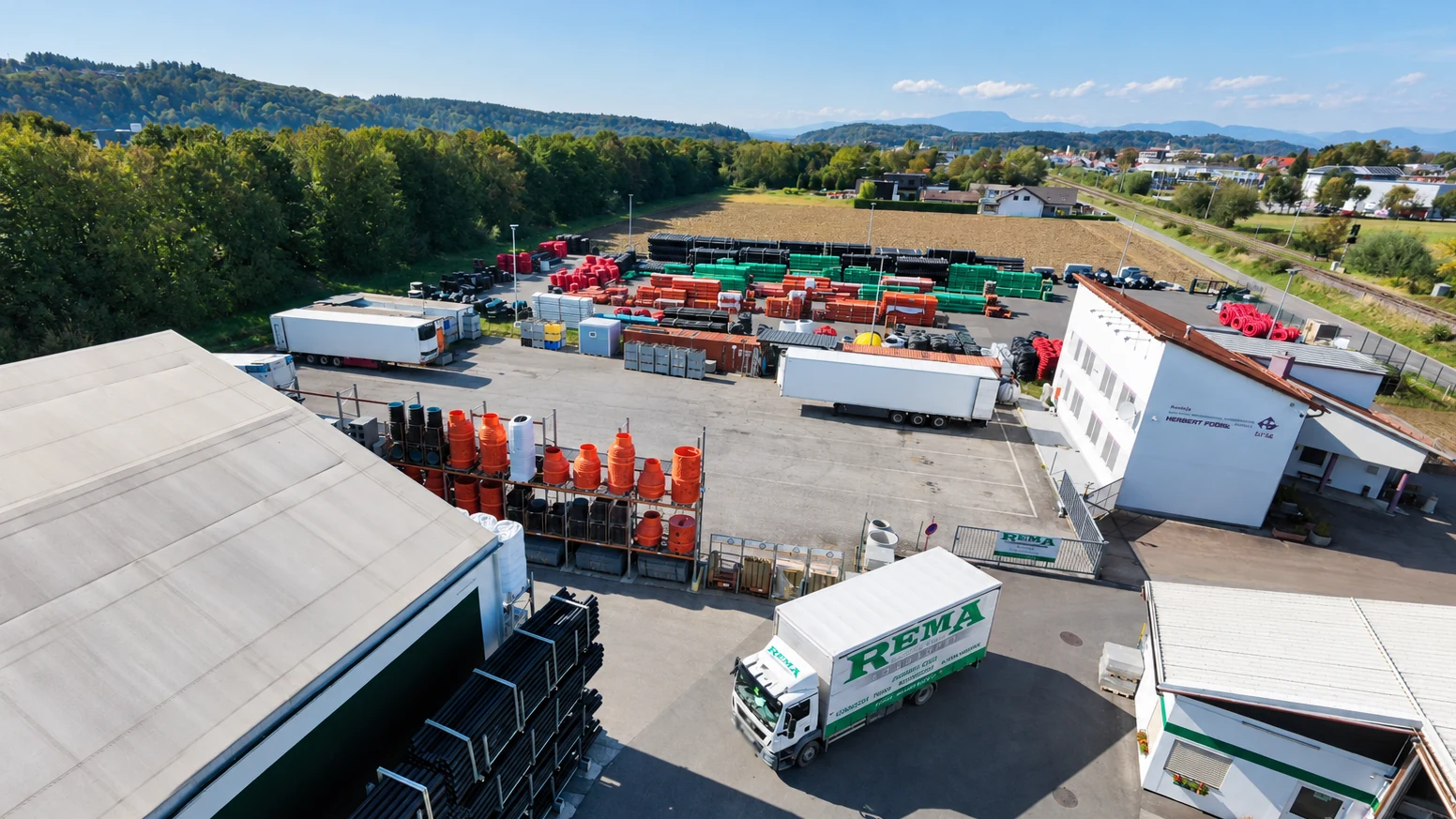 REMA Betriebsstandorte, Betriebsgelände mit Lkw und Schriftzug